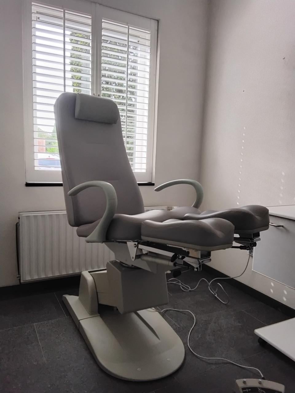 PEDICUURBEHANDELSTOEL, WERKSTOEL EN PEDICUURMEUBEL