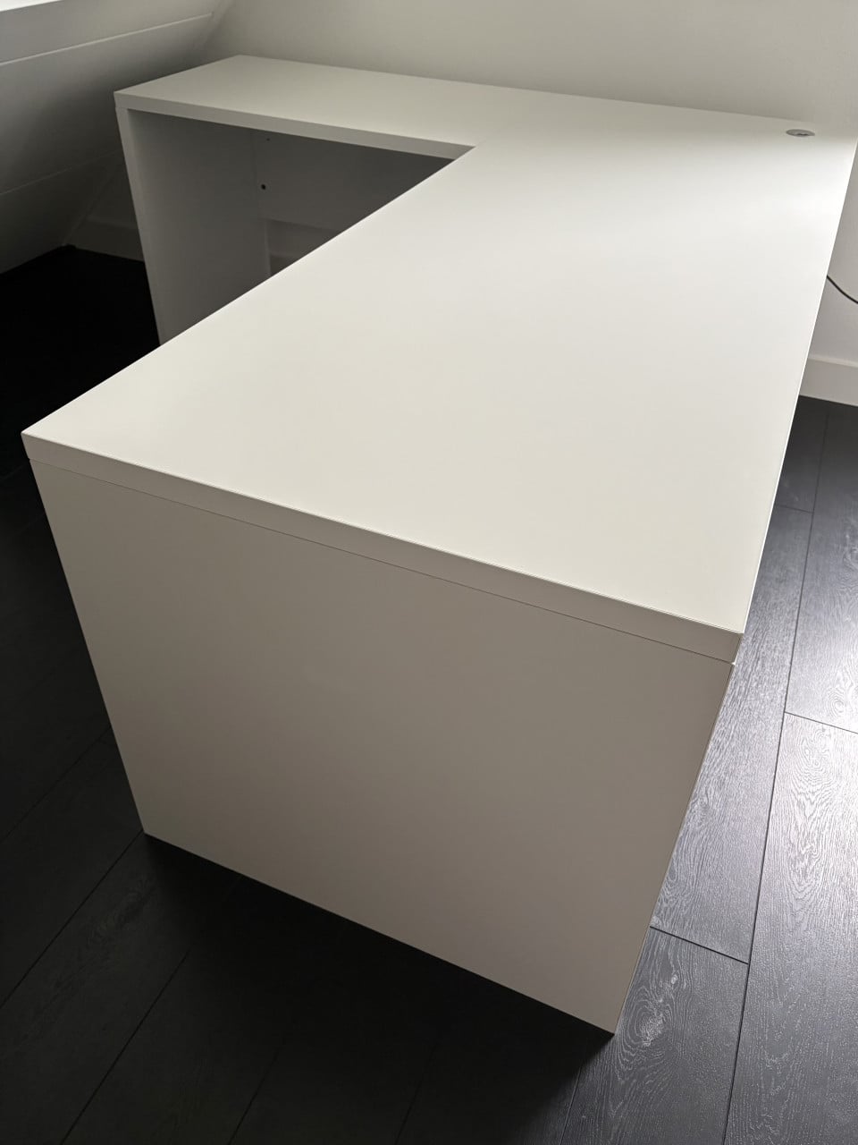 Wit hoekbureau modern en ruim
