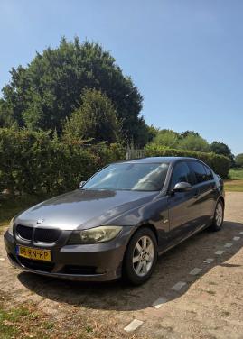BMW 320i sedan uit 2005 in antracietgrijs.
