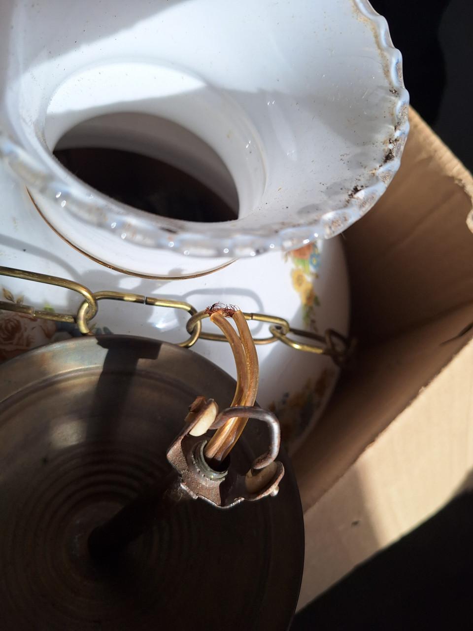 Vintage hanglamp met bloemmotief werkt op elektrisch