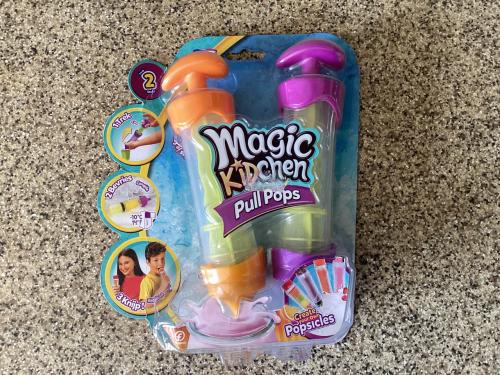 3x Magic Kidchen Pull Pops. (Zelf ijsjes maken). en 4x puzzeltjes Minions.
