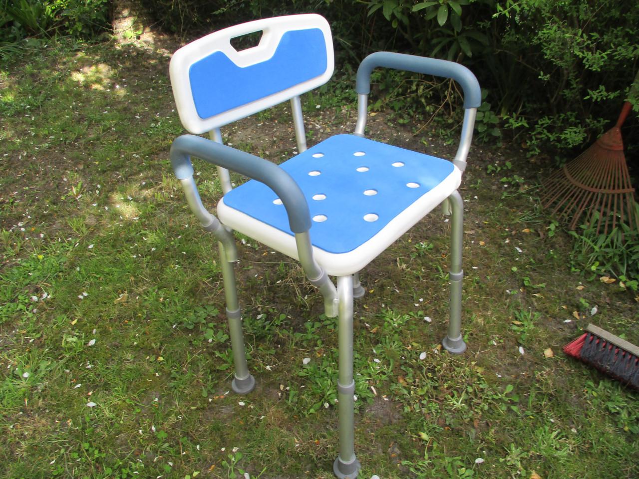 In hoogte verstelbare douchestoel met anti slip zitting