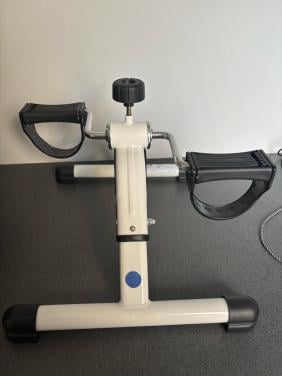 Mini hometrainer, pedaaltrainer, stoelfiets