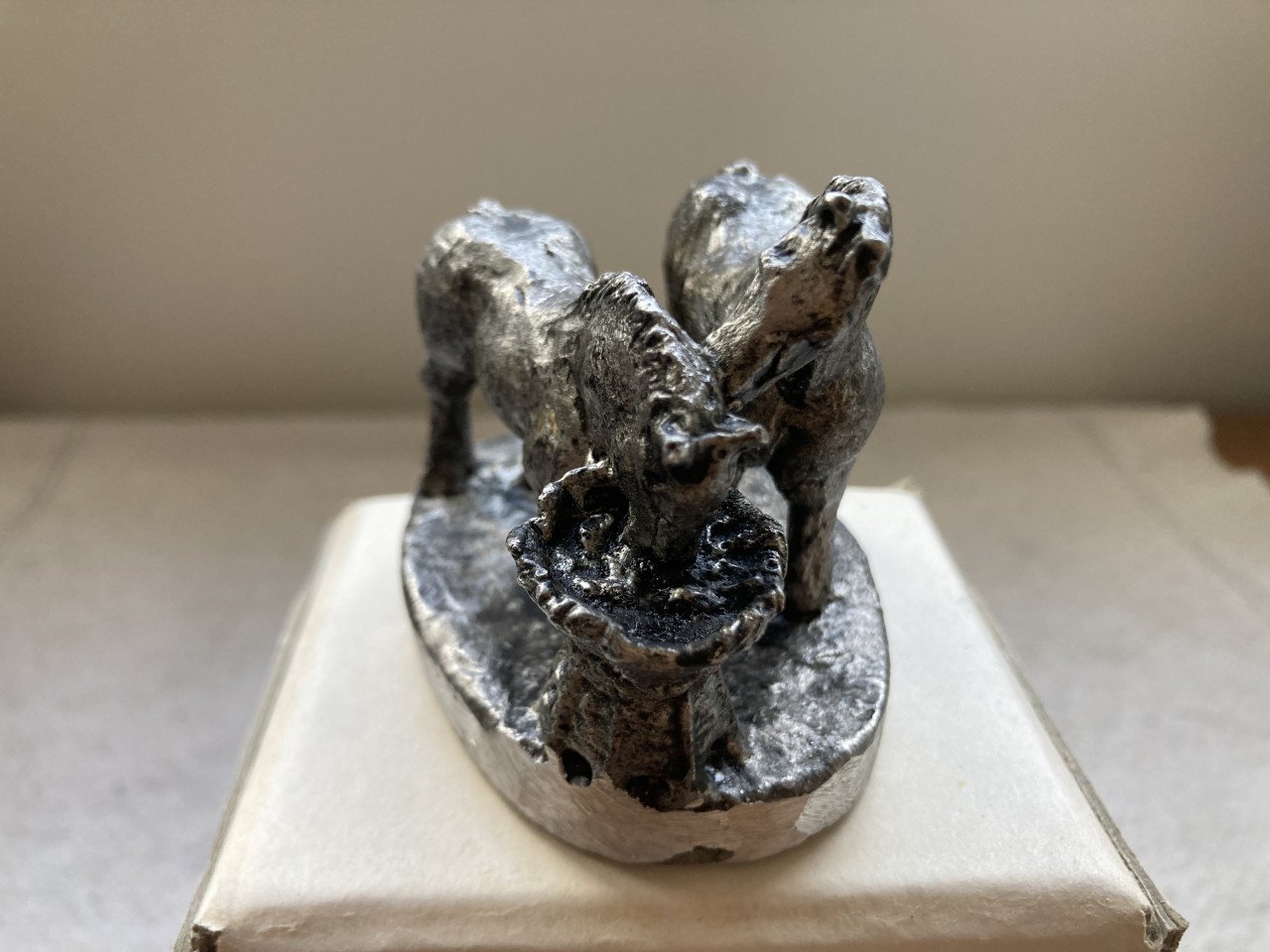Gegoten aluminium beeldjes van paarden