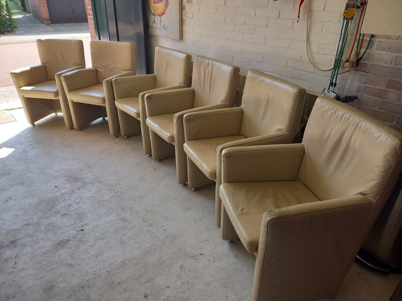 Te Koop 2,4,of 6 stoelen (Goosens)  Italiaans leer