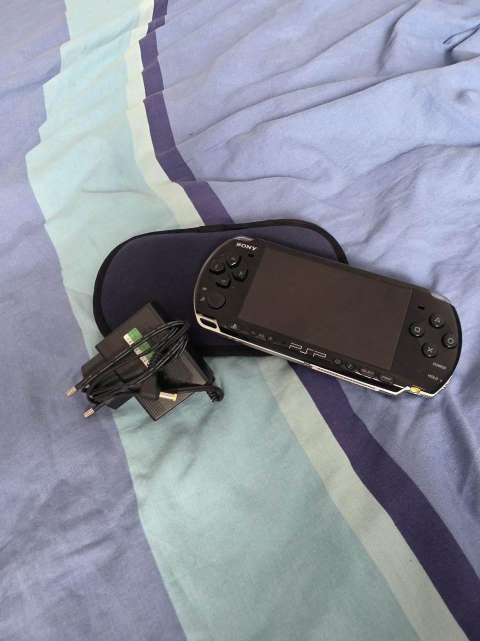 Psp/playstation portable met hoes.