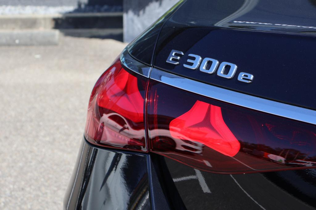 Mercedes-Benz E-Klasse 300 e amg line l panoramadak l 360 camera l head-up 