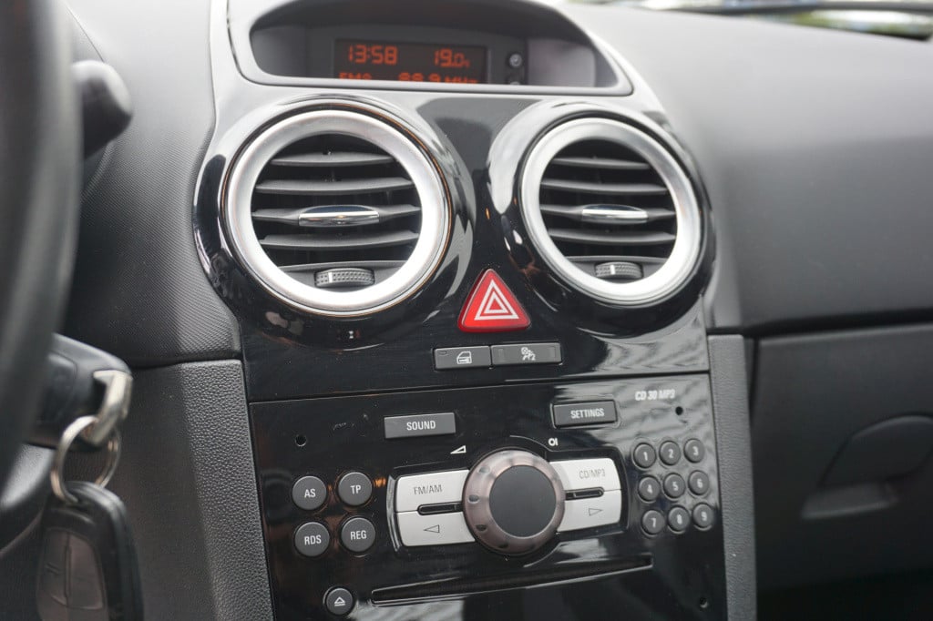 Opel Corsa 1.2-16v cosmo airco / elektr. ramen / trekhaak / nap
