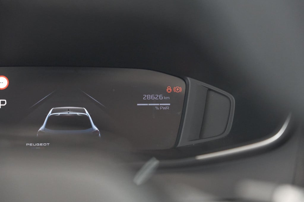 Peugeot 208 hybrid 100 e-dcs6 allure | camera | apple carplay | keyless ent