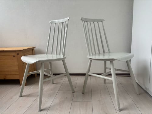 2 witte houten stoelen
