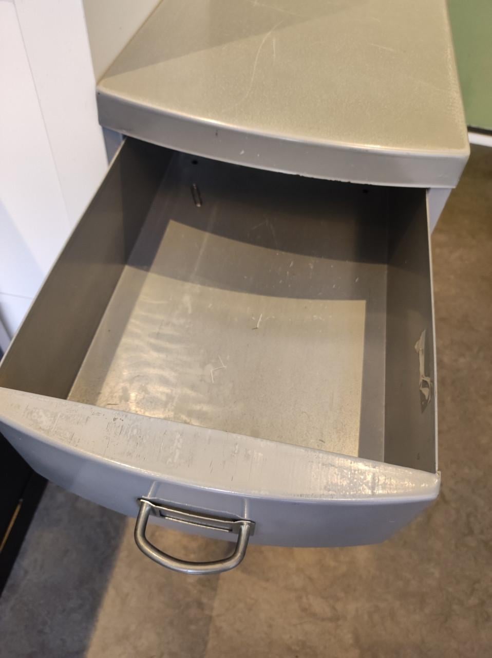 2 metalen ladekasten