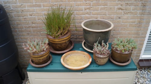 Hard gebakken potten en schalen.