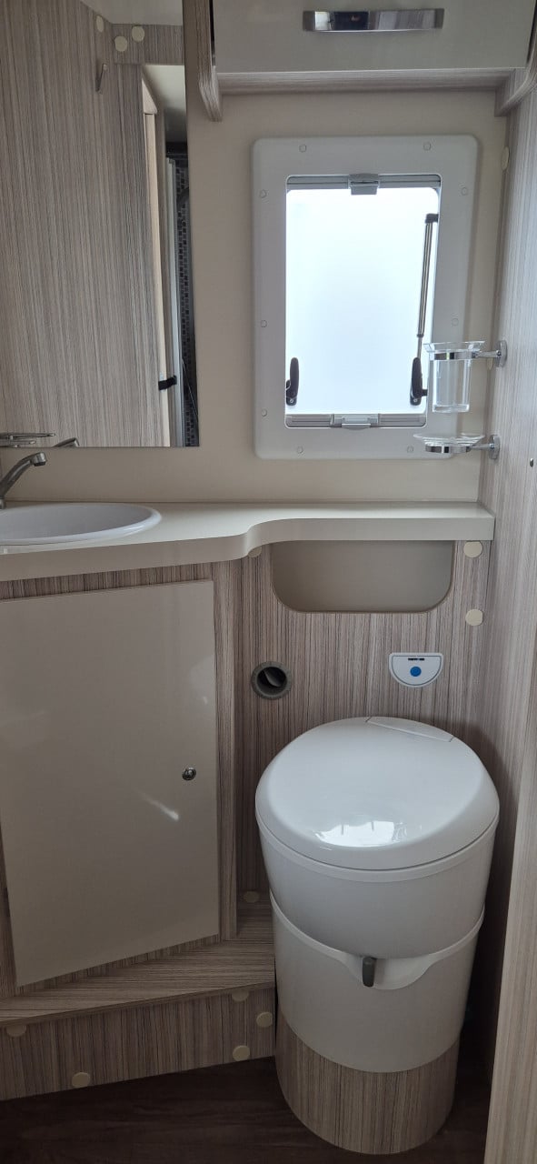 Luxe, jonge 4-persooncampers te huur met automatische versnelling!