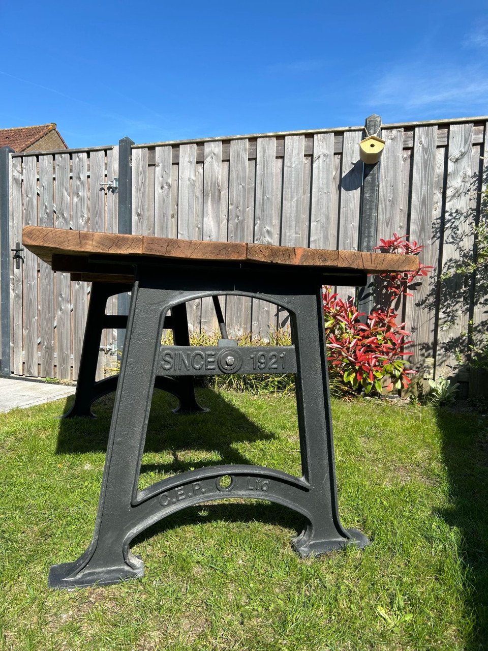 Robuuste houten eettafel