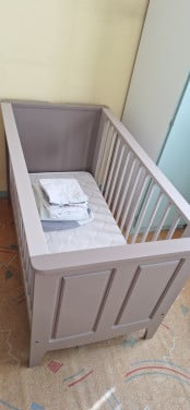 Ledikantje, met matras, lakentjes en dekentjes. Alles in nette staat.