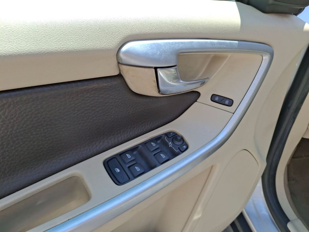 Volvo XC60 2.0 t5 kinetic xenon | leder | dealer onderhouden!