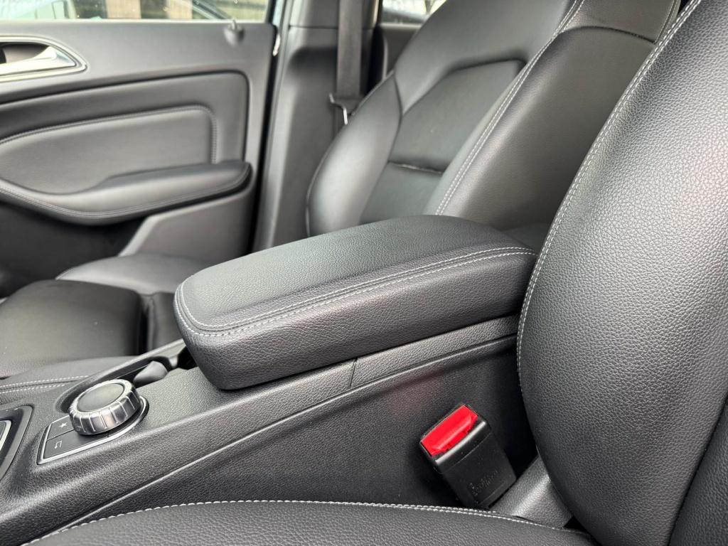 Mercedes-Benz B-Klasse 180 activity edition | leer | automaat |