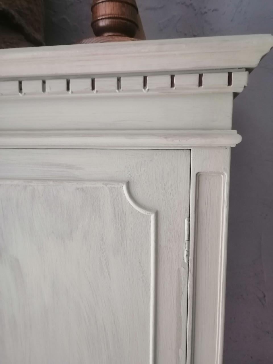 Oude kast met 2 deuren en 4 laadjes