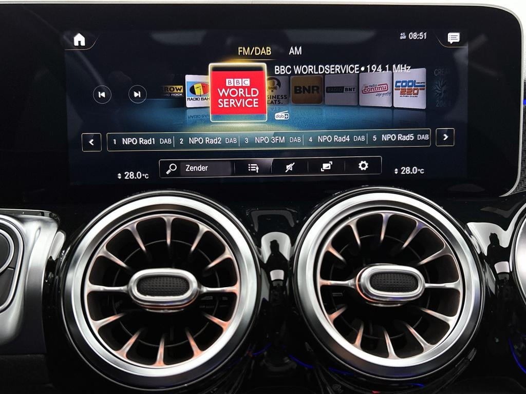Mercedes-Benz Glb 180 business solution amg | panoramadak | sfeerverlichtin
