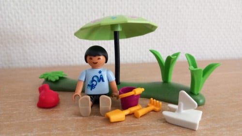 Playmobil buiten spelen onder parasol