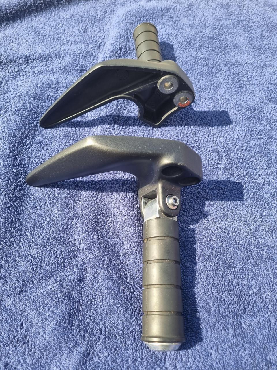 2 voetsteunen Yamaha