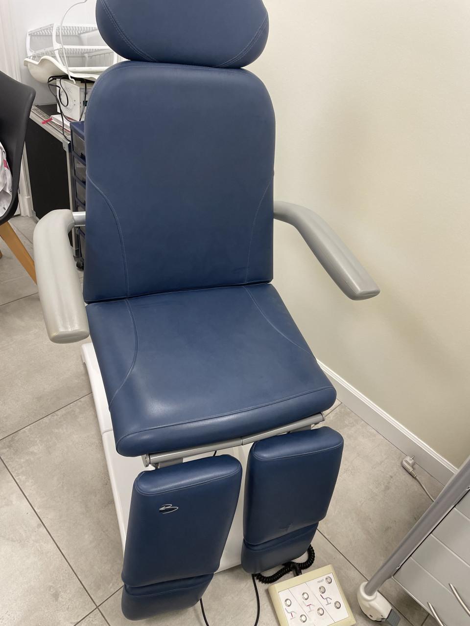 Pedicurestoel, pedicuremotor, instrumentenkast met loeplamp