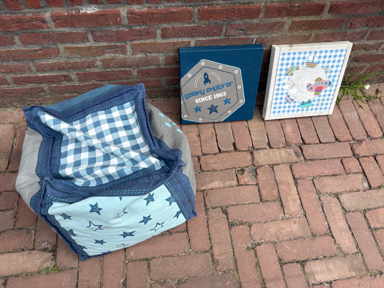 Zitzak en twee schilderijen van Stoer