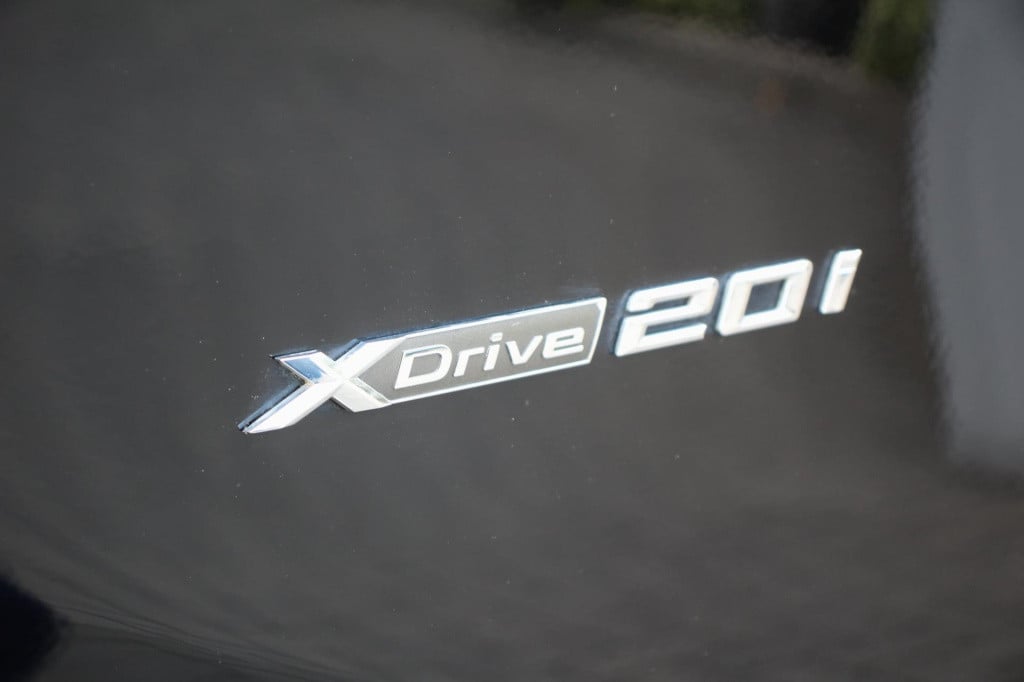 BMW X1 xdrive20i sport line automaat - led - pano - navi - stoel verw - cru