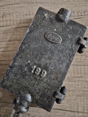 Mooi antiek wafelijzer voor open vuur of op een fornuis