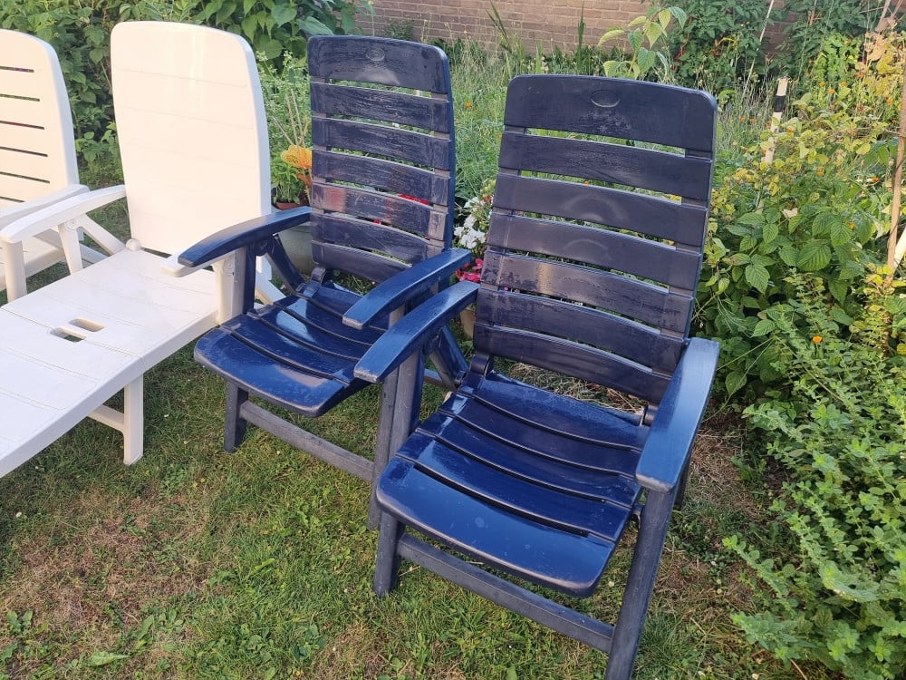 2 tuinstoelen 2 ligstoelen kunststof verstelbaar inklapbaar ligbed