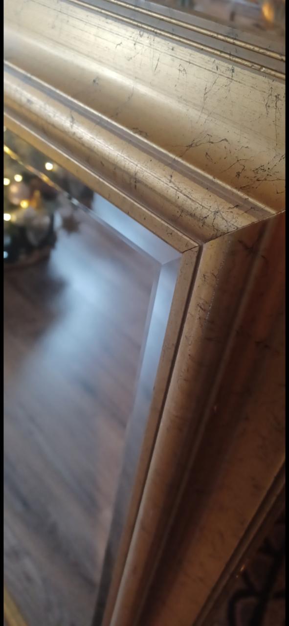 Grote Spiegel met goudkleurige lijst.