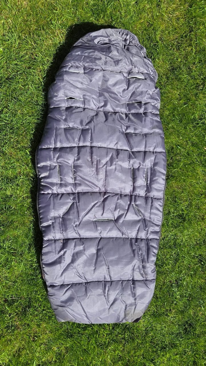 Topmark Voetenzak grijs in opbergzak.  Universele mummie-voetenzak