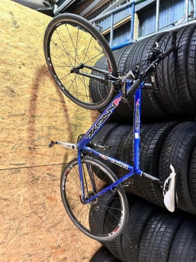 VANTUYL RACEFIETS MET KLIKPEDALEN