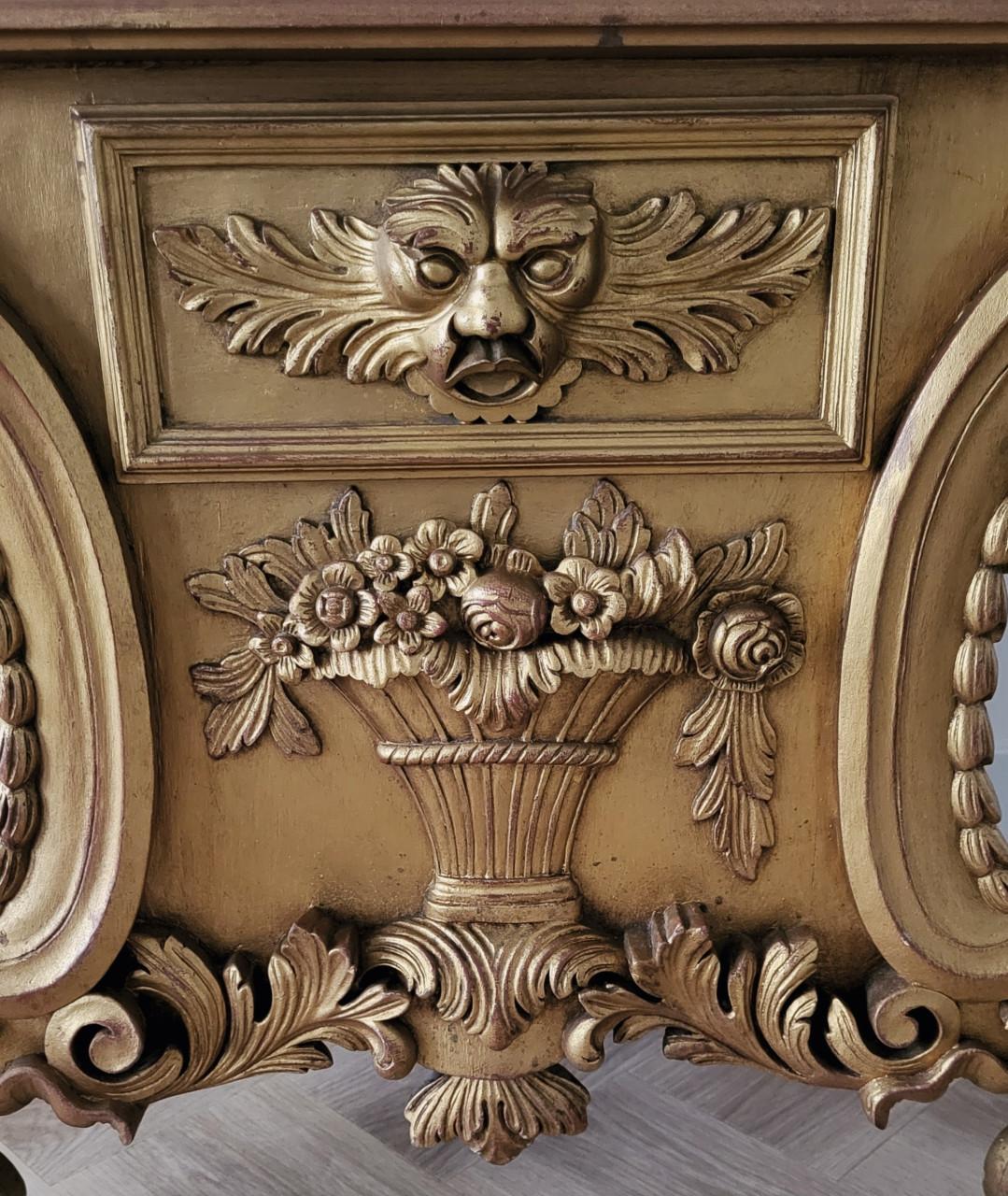 Goudkleurige barokstijl meubelstuk Louis XV-stijl