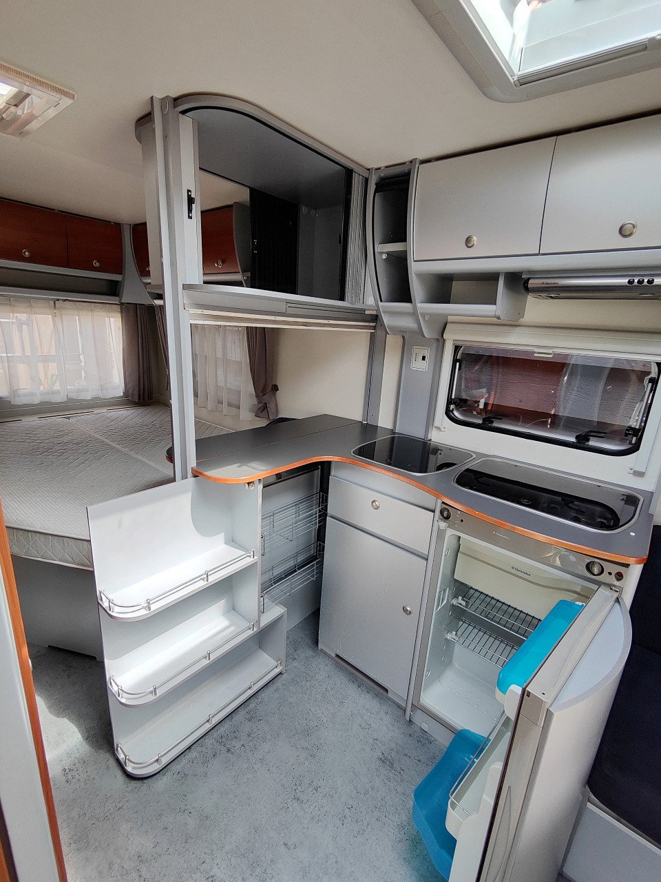Luxe Kip caravan zeer compleet, incl. voortent en luifel.