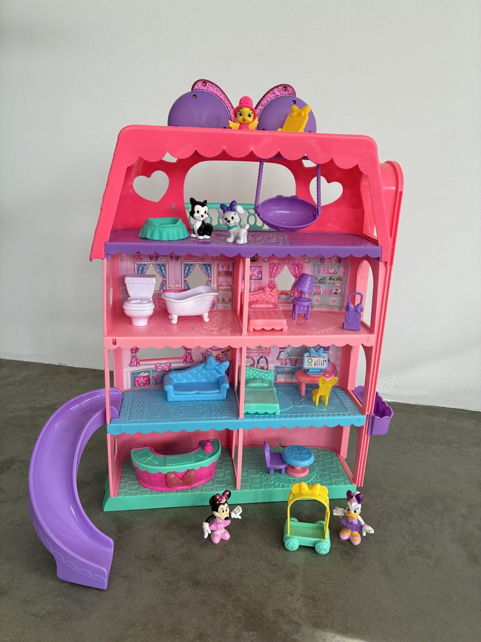 Minnie mouse hotel poppenhuis