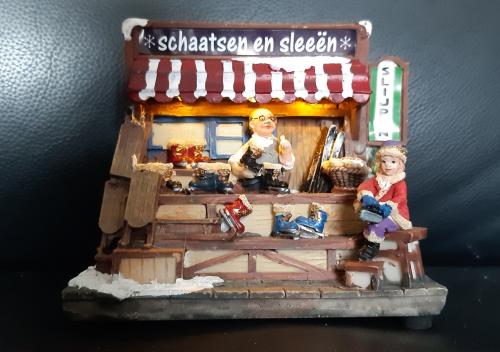 Hollands kraam: schaatsen en sleeën, kerstdecoratie met verlichting