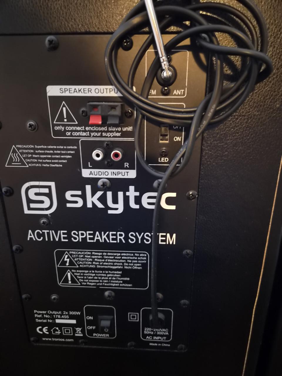 2 speakersets + 2 losse speakers.