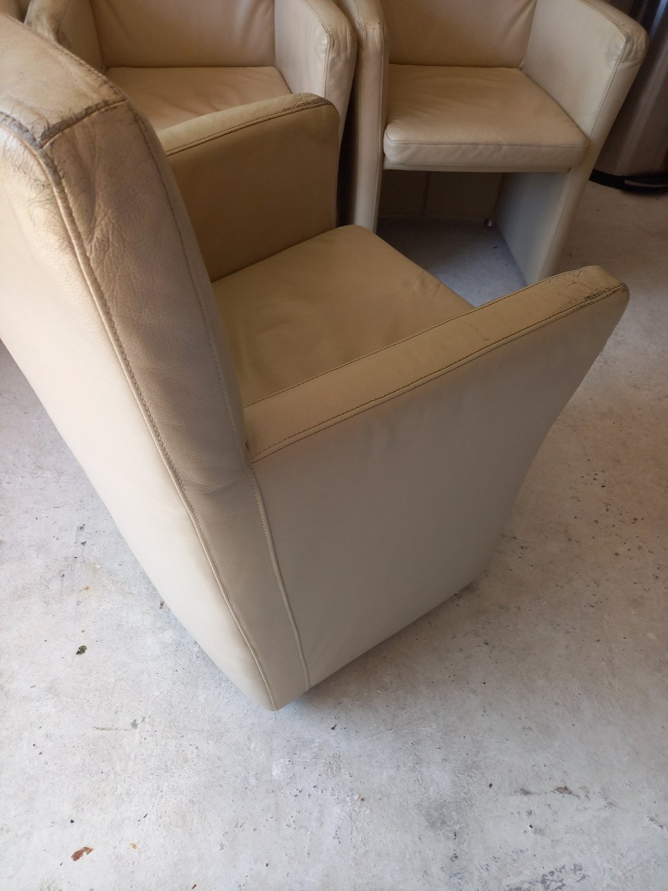 Te Koop 2,4,of 6 stoelen (Goosens)  Italiaans leer