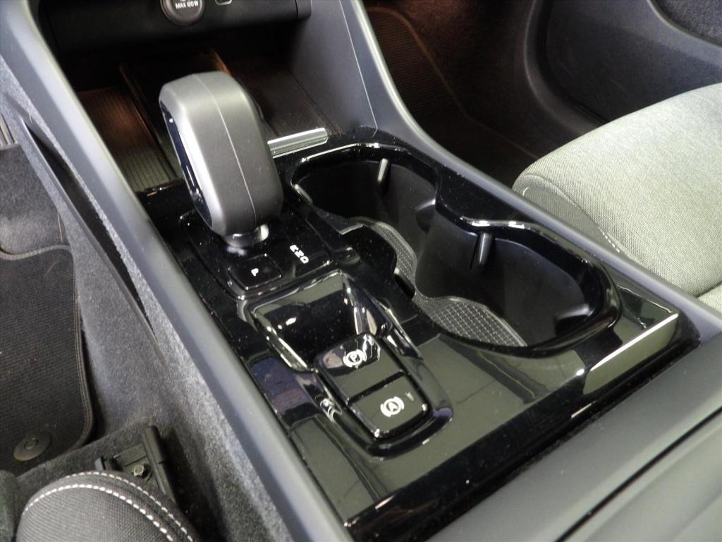 Volvo XC40 b3 163pk mild hybrid aut plus dark