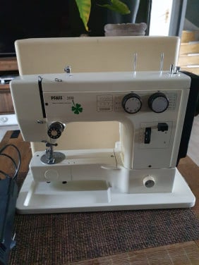 Mooie krachtige vintage naaimachine Pfaff 209 in goede en werkende staat