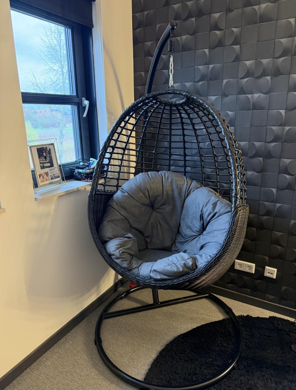 Manifesto Hangstoel zwart grijs met kussen