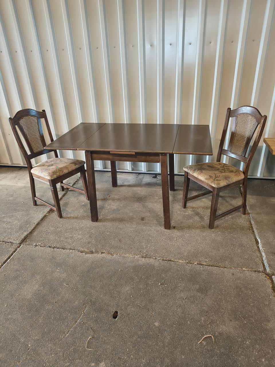 Tafel met 2 stoelen