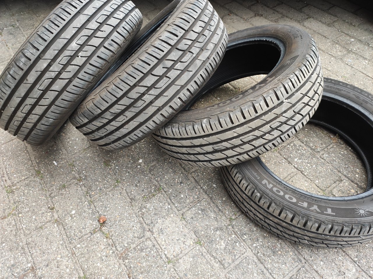4 Zo goed als nieuwe Tyfoon zomerbanden 185/55 R16 V