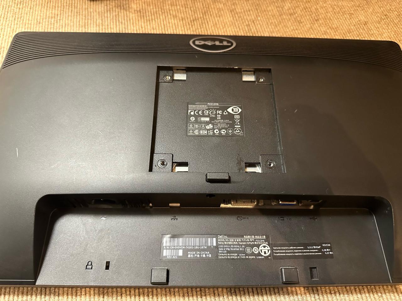 Drie monitors (2 Dell, 1 Samsung) met arm en standaards