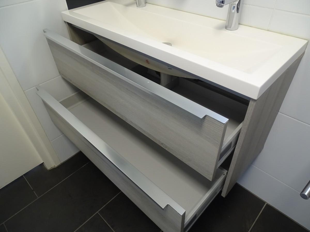 Badkamermeubels met spiegel en kranen