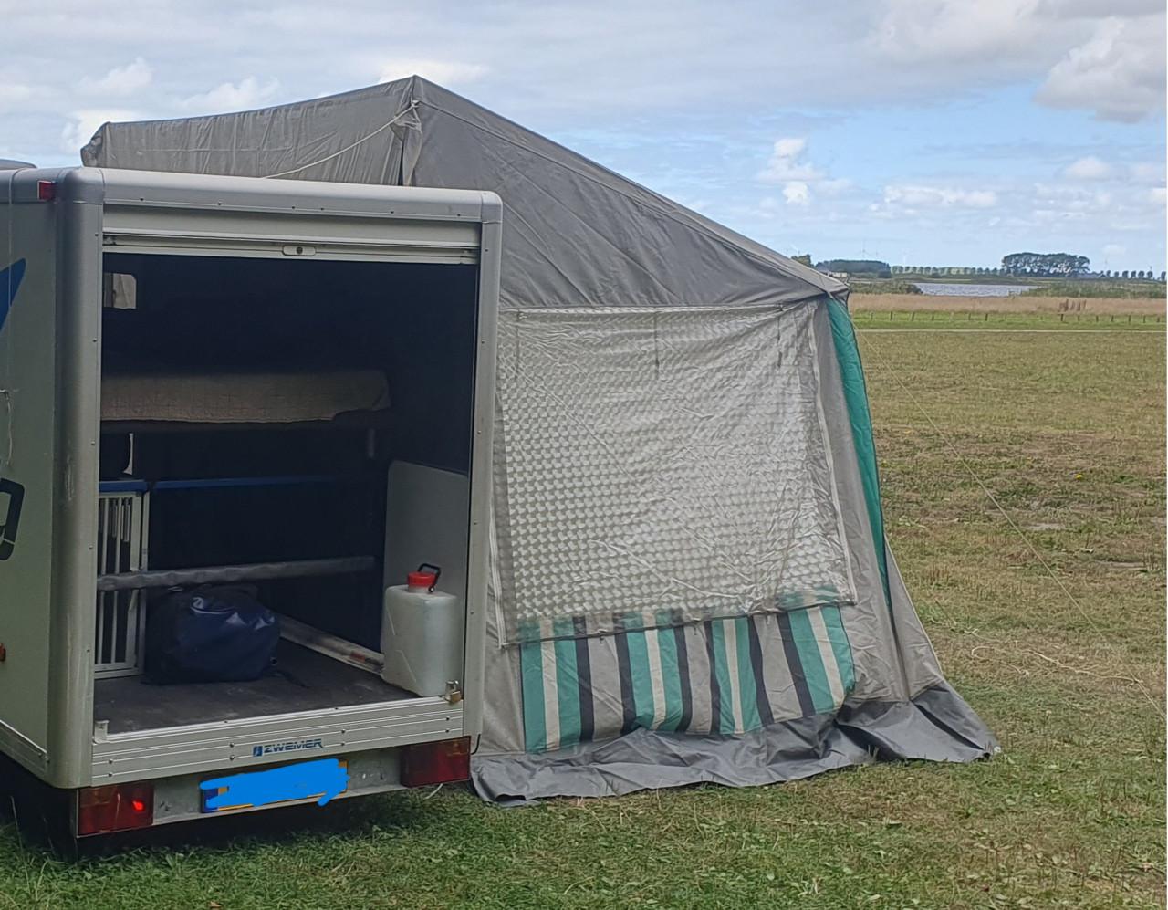 Voortent voor caravan of gesloten aanhangwagen