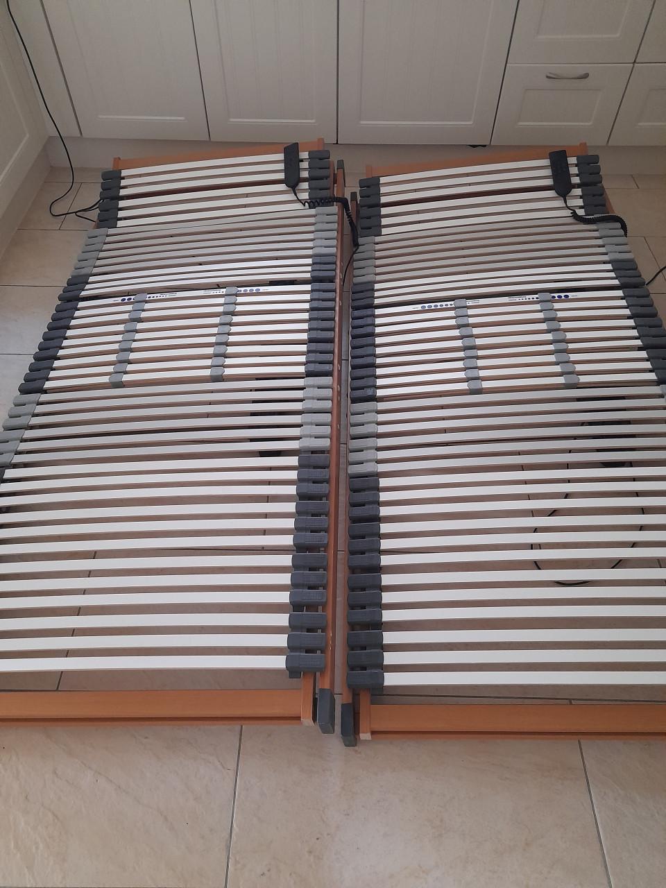 2 x Elektrisch verstelbare lattenbodems 90 x 200 (in goede staat )