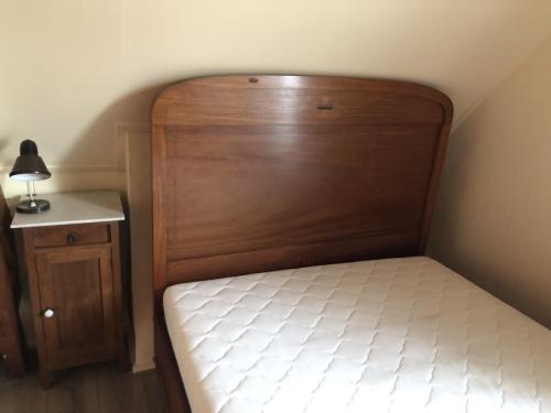 Vintage bed en vrij nieuwe matras met nachtkastje