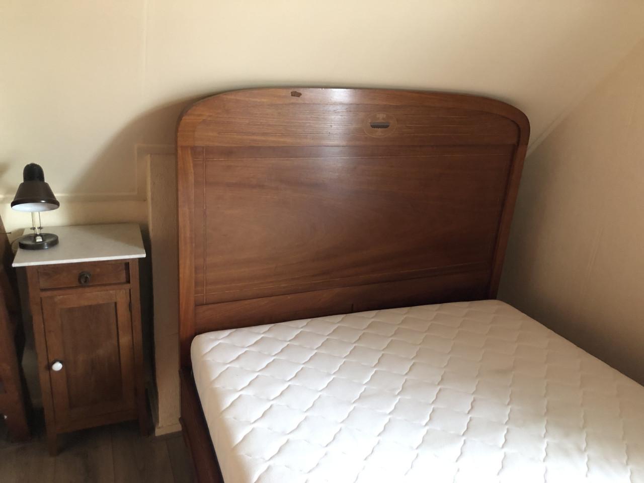 Vintage bed en vrij nieuwe matras met nachtkastje